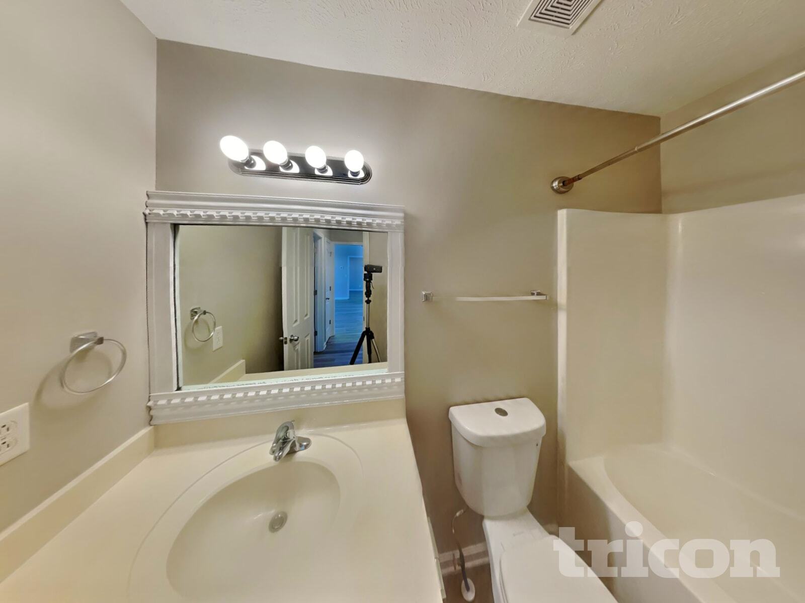 Building Photo - 3230 Oneida Ct