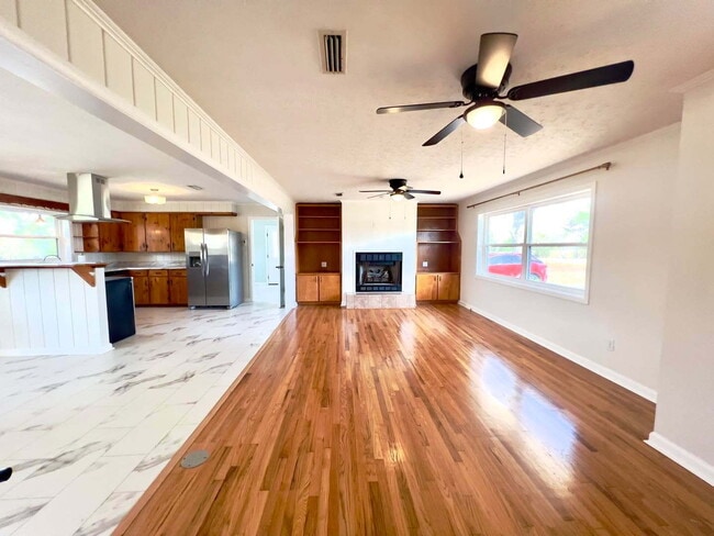 Building Photo - 1337 Broad St