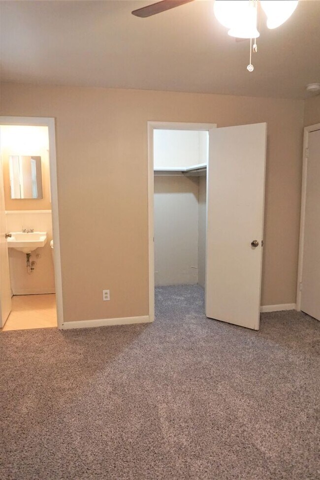 Building Photo - 1813 Hardy Dr