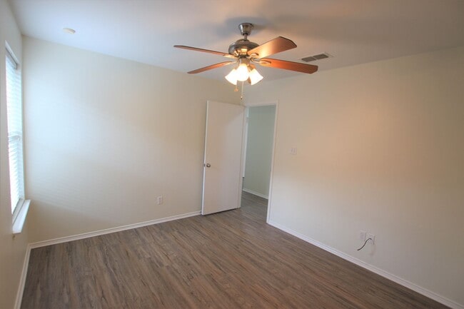 Building Photo - Beautifully updated 3 bedroom 2 bath home ...