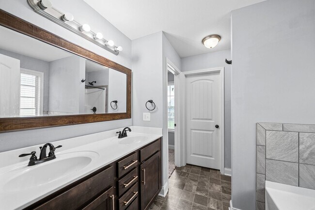 Building Photo - 771 Banister Dr
