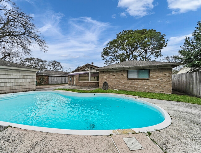 Building Photo - 5807 Burlinghall Dr