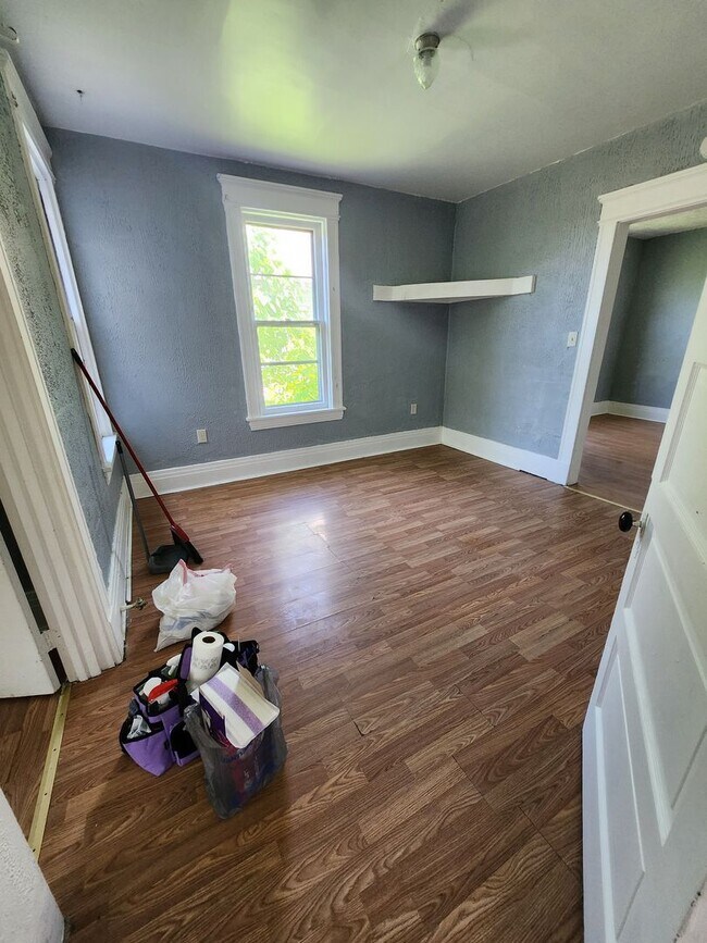 Building Photo - Upper 4 bedroom unit
