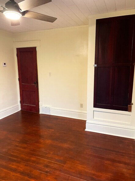 Building Photo - 889 N Main St