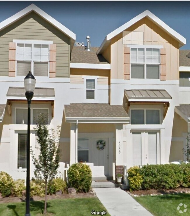 Building Photo - Great 3 Bd 3.5 Bath Townhome 2 Car Garage