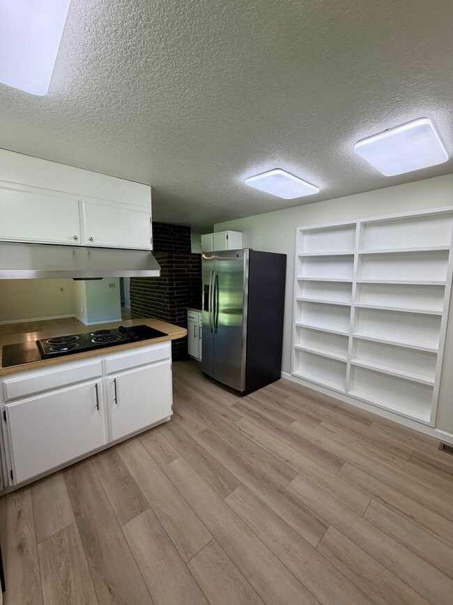 Building Photo - Newly Renovated Riverfront 3BR House - Available Now
