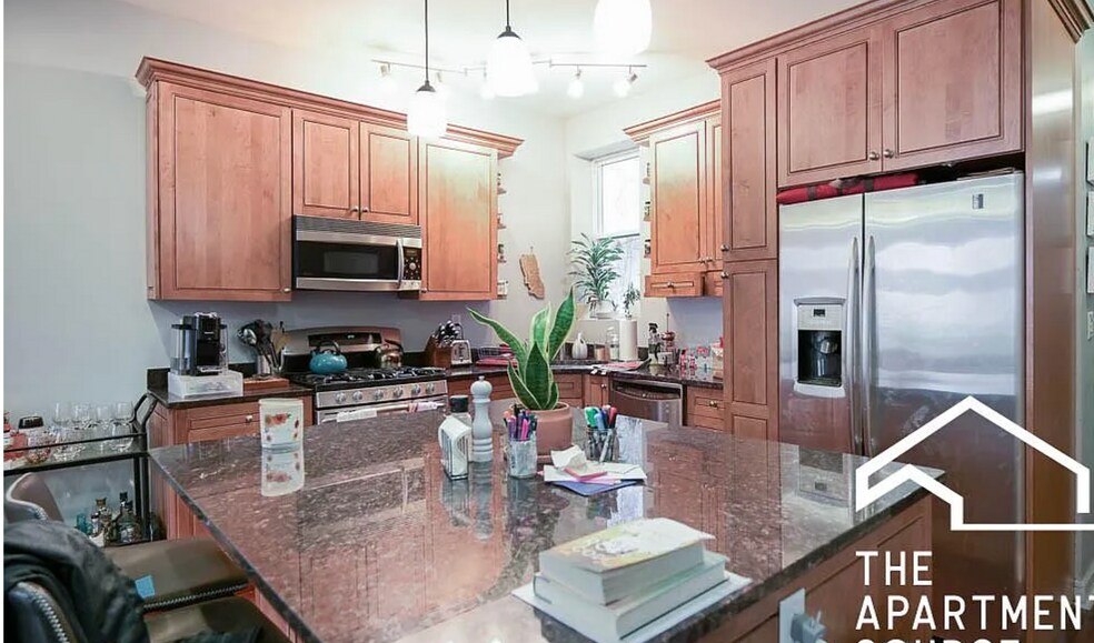 Building Photo - 665 W Cornelia Ave