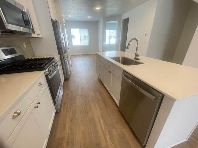 Building Photo - Beautiful New Townhome for Rent in Bluffdale!