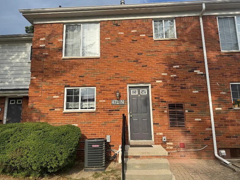 Primary Photo - 471 Fox Hills Dr S