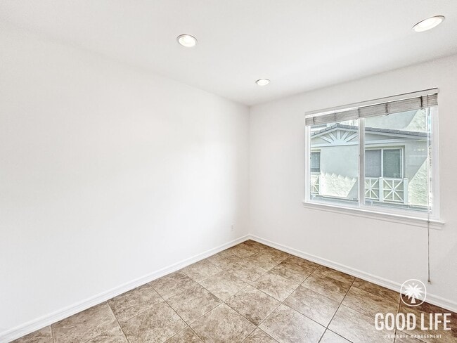 Building Photo - Beautiful 3BD/3BA w/ A/C, In-Unit Laundry, and 2-Car Garage in Bay Park!