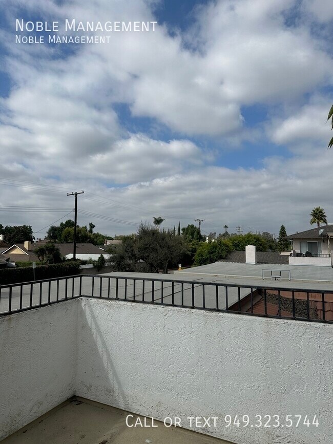 Building Photo - 2733 E Almond Ave