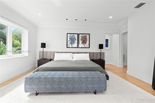 Building Photo - 617-625 E Dilido Dr