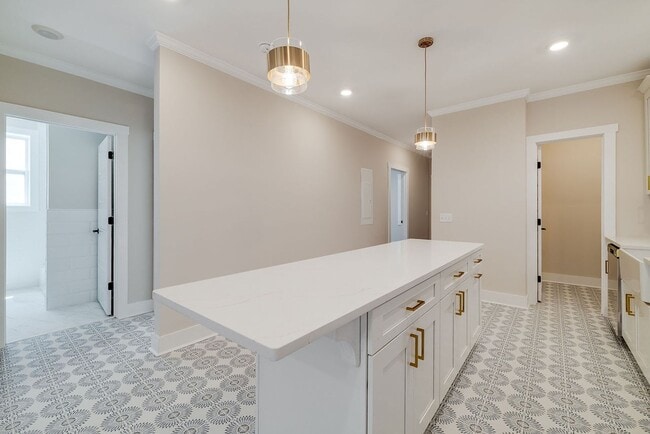 Building Photo - Townhome Close To Downtown..Available NOW!!!