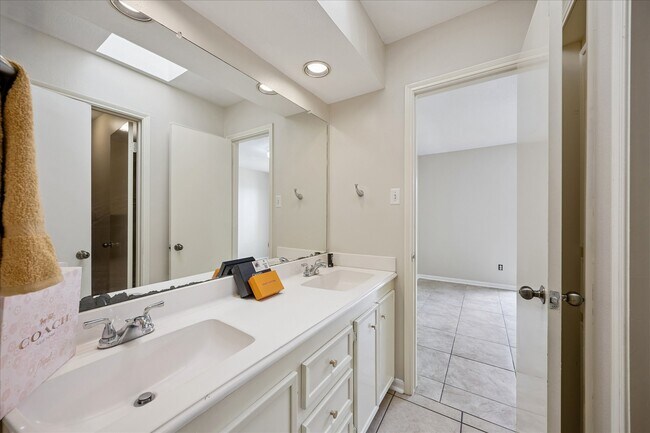 Building Photo - 8018 Cobblefield Ln