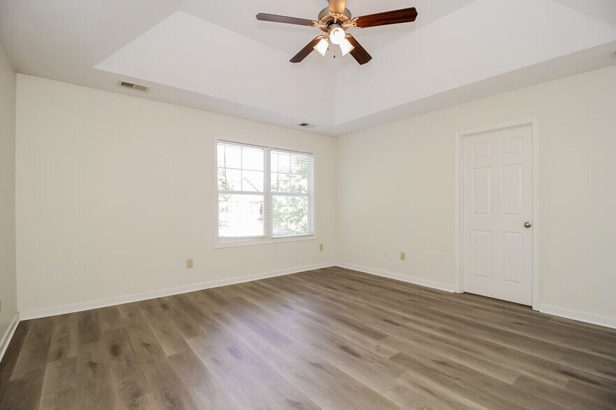 Building Photo - 25 Oakbrook Dr