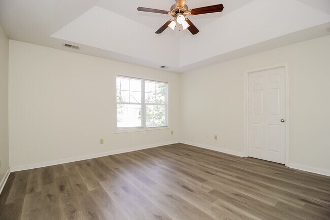 Building Photo - 25 Oakbrook Dr