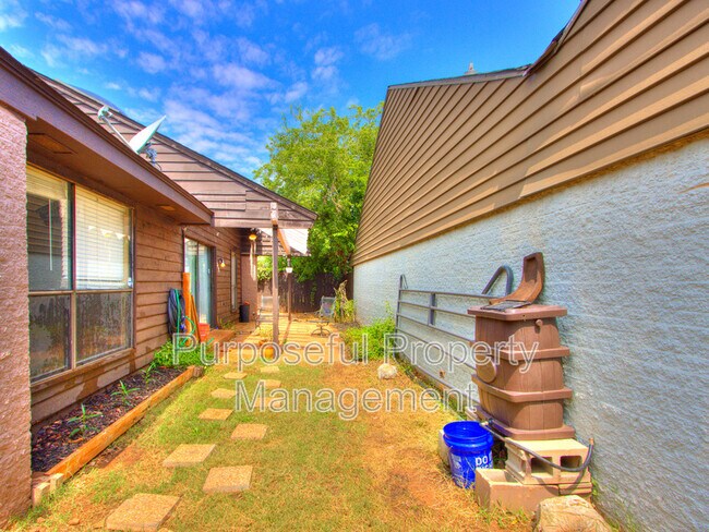 Building Photo - 5911 Fox Run Way