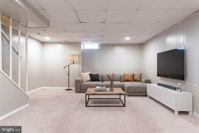 Building Photo - 355 W 12th Ave