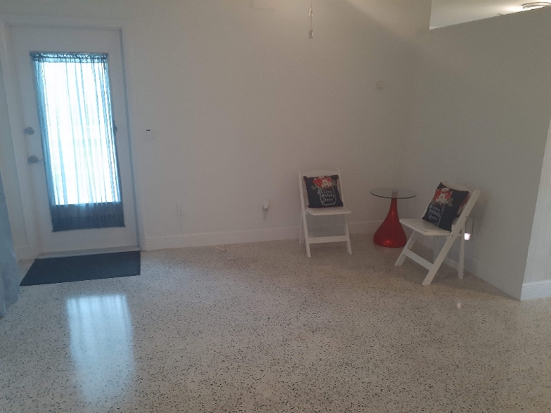 Building Photo - 117 SE Solaz Ave