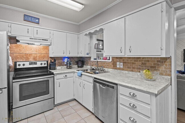 Building Photo - 5520 Knollcrest Dr