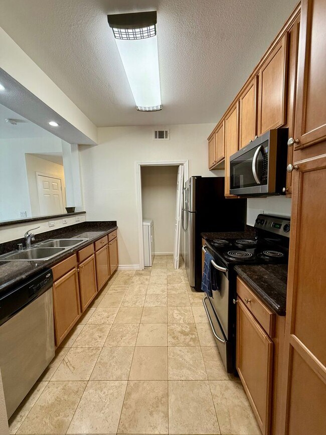 Building Photo - Charming 3 Bedroom 2 Bathroom Condo in the...
