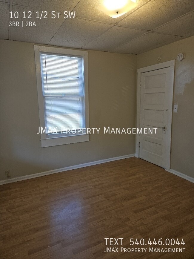 Building Photo - 10-12 1/2 12 1/2 St