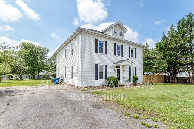 Building Photo - 8753 Signal Hill Rd