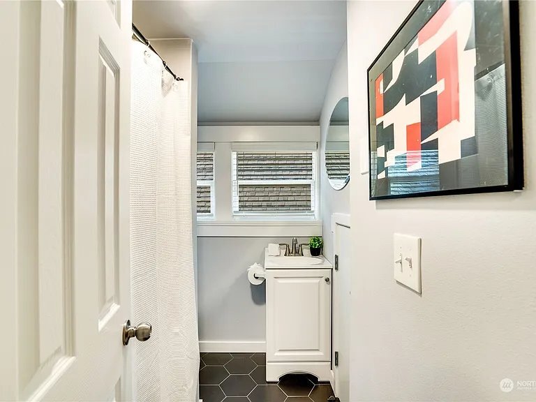 Building Photo - 640 N Anderson St