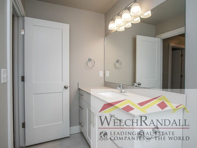 Building Photo - Beautiful 3 Bed 2.5 Bath Townhome in West ...