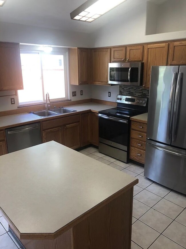 Building Photo - Spacious Single Level 3bd 2.75bath available Dec. 9th