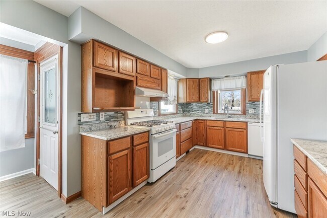 Building Photo - 85 Maple Dr