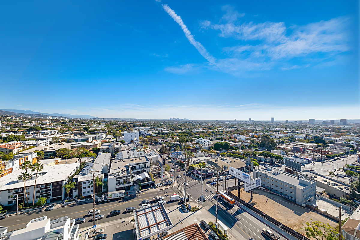 Building Photo - 1100 Alta Loma Rd