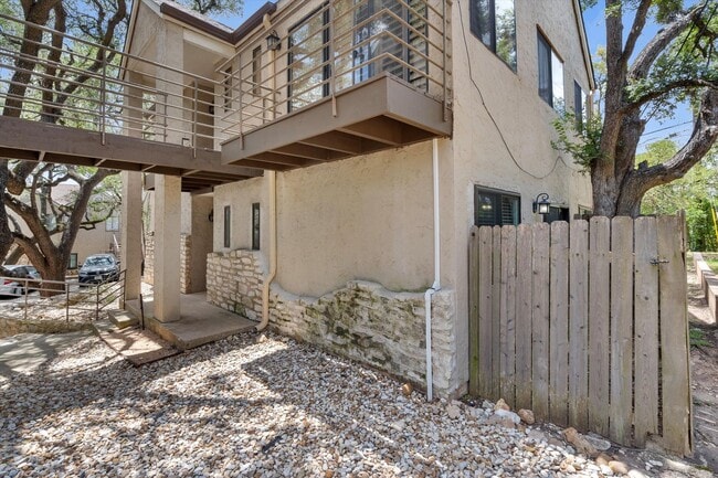 Building Photo - 6810 Deatonhill Dr
