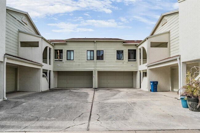 Building Photo - 637 Drake Ln N