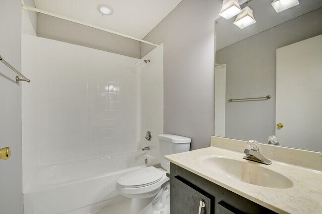 Building Photo - 1105 Maplewood Dr