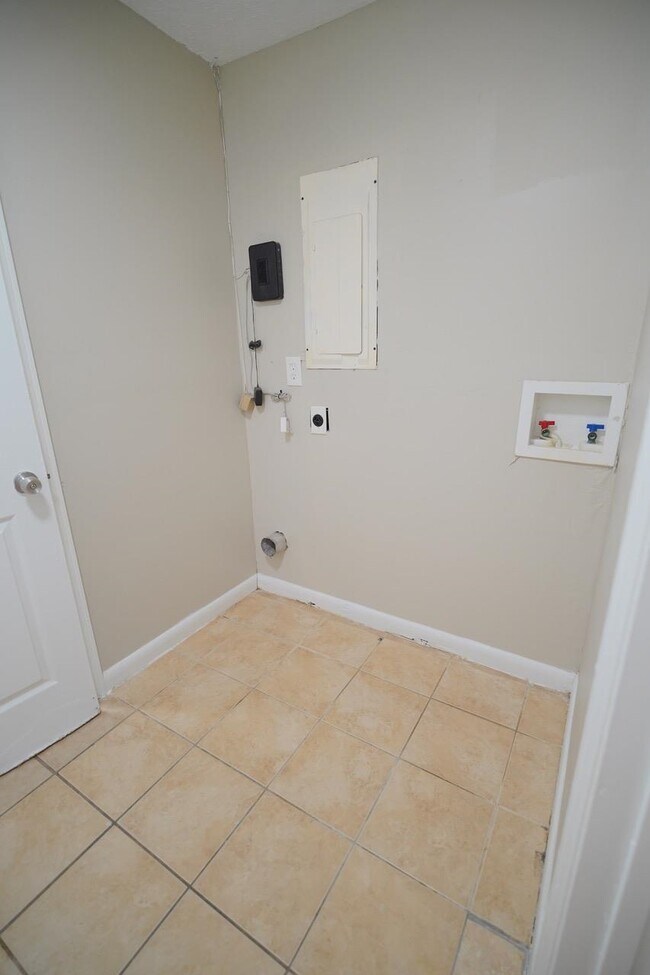 Building Photo - 2808 Southwood Dr