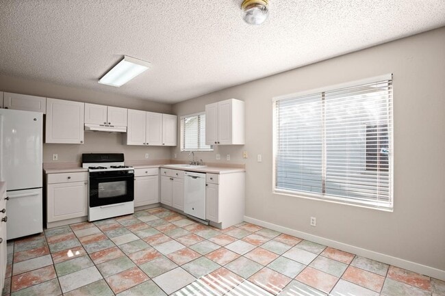 Building Photo - 185 Segovia Way