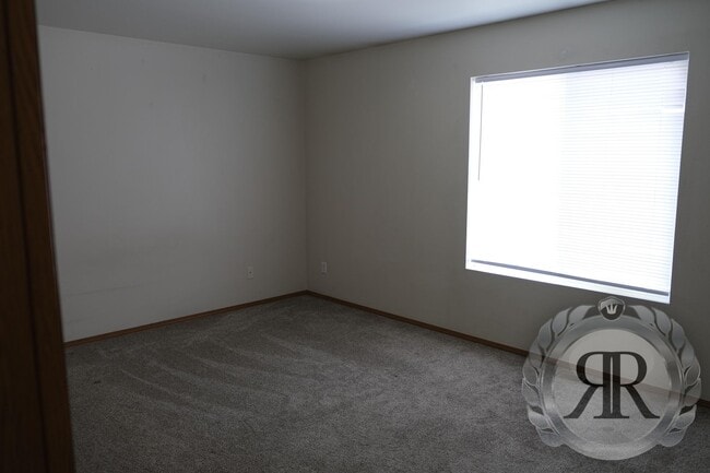 Building Photo - 2 Bedroom, 1.5 Bath Townhouse Style Apartment