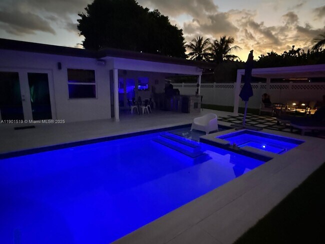 Building Photo - 1637 SE 1st St