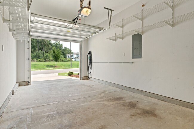 Building Photo - Available now! Spacious & beautiful 3 bedroom townhome!