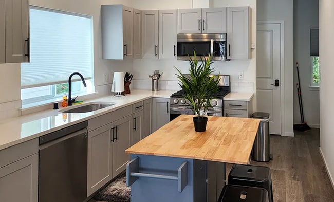 Building Photo - Beautiful, private 2 bed, 2.5 bath townhou...