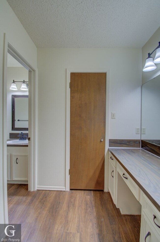 Building Photo - $500 Off 1st Month Special