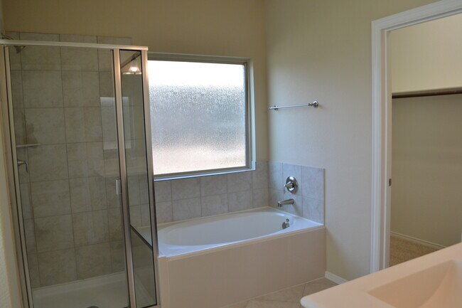 Building Photo - House for Lease in Heartland Area!