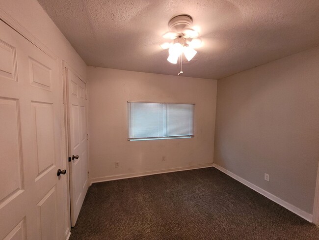 Building Photo - $895 - 2 bedroom/ 2 bathroom - Single Fami...