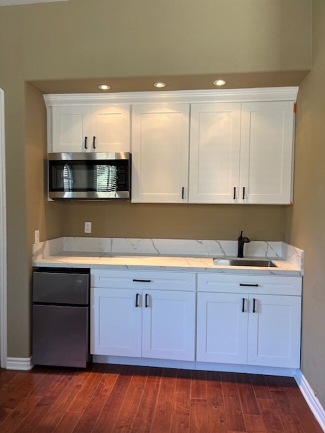 Building Photo - Private Suite w/ Kitchenette in a Single S...