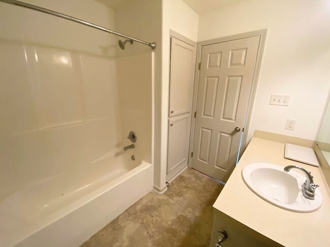 Building Photo - 2-Bed, 2.5-Bath Townhouse Near McNeese State University!!