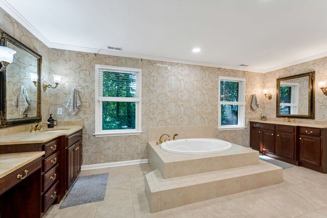 Building Photo - A rare estate-style rental in Thoroughgood