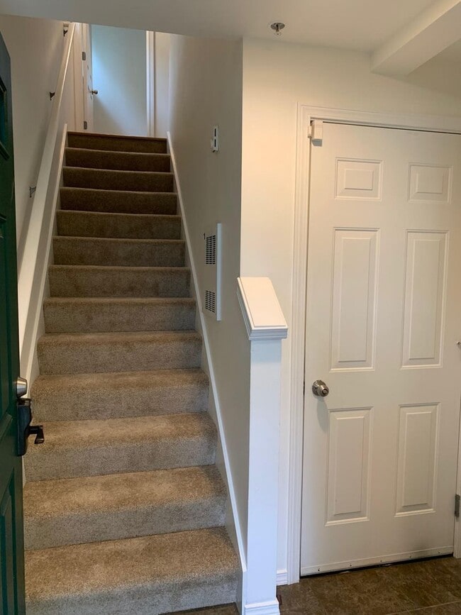 Building Photo - In the heart of Green Lake 3 bed 2.5 bath townhome for rent