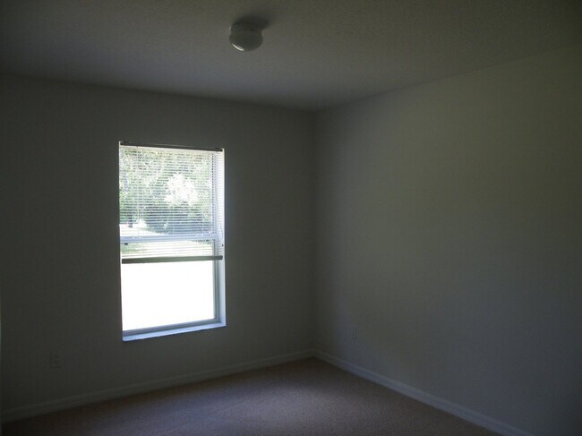 Building Photo - 17 Philmont Ln