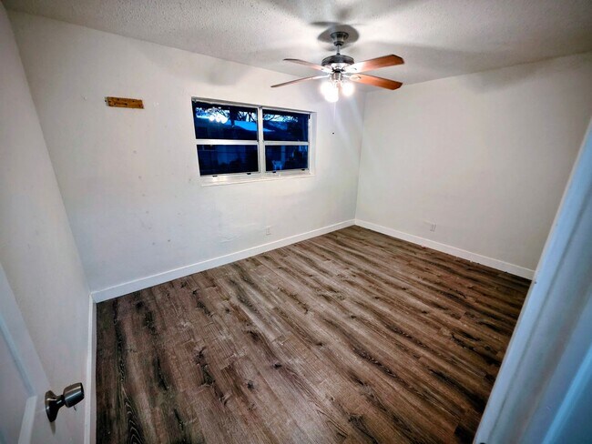 Building Photo - LC 13:22-24 SW 10th St